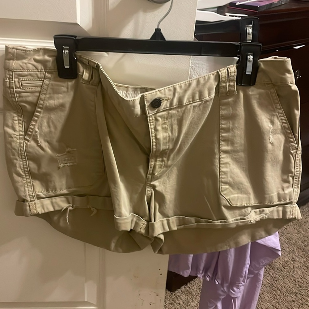Mid rise kaki shorts worn once